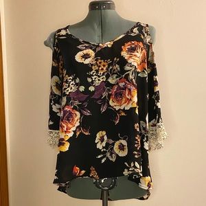 Xhilaration L 3/4 Bell Sleeve Blouse